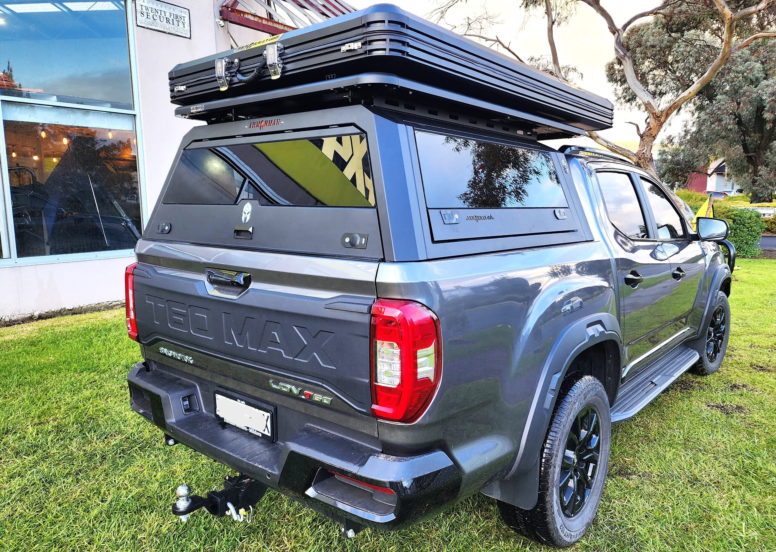 Solid side glass tub canopy for LDV - ARMORMAN4X4
