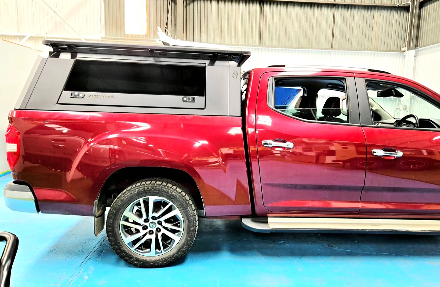 Solid side glass tub canopy for LDV MEGA TUB - ARMORMAN4X4