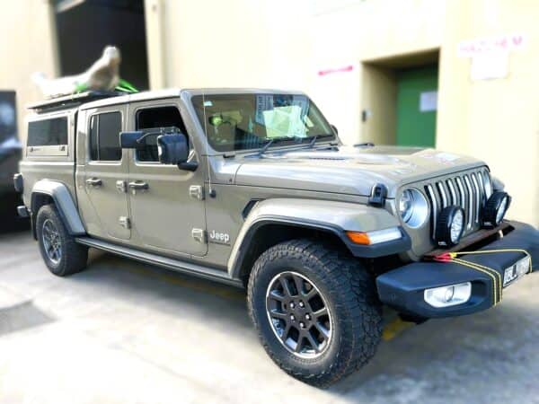 Solid side glass tub canopy for jeep Gladiator